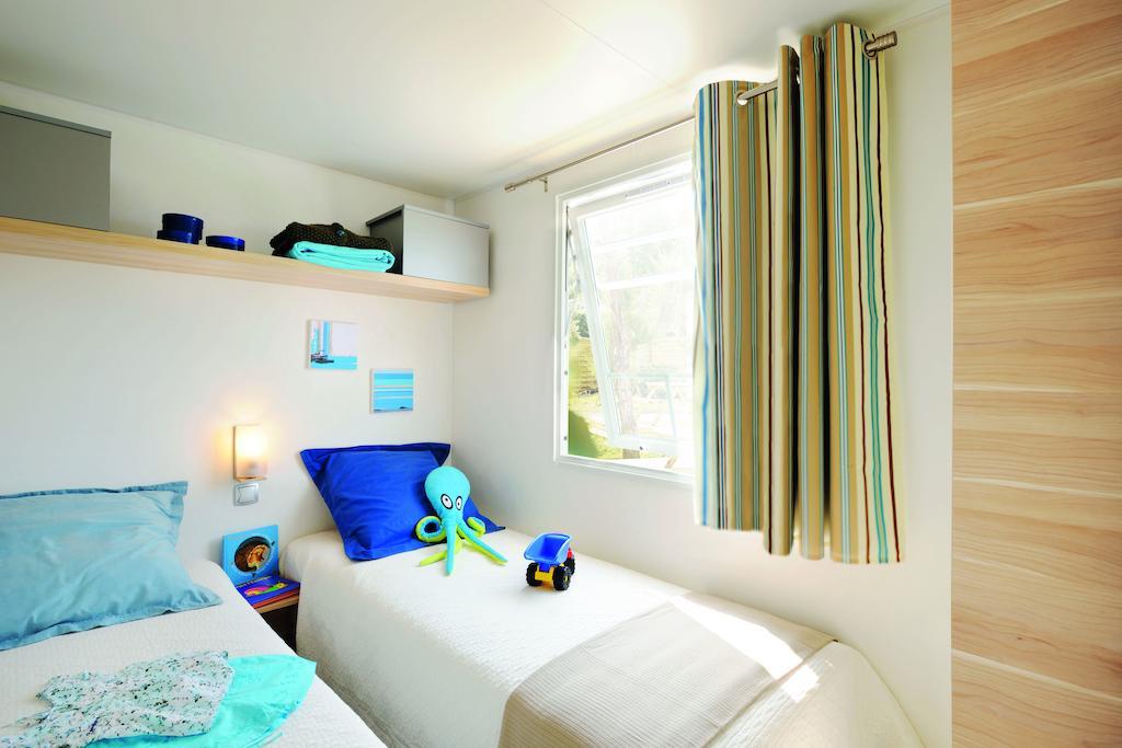 Camping Le Rey Louvie Juzon Ruang foto